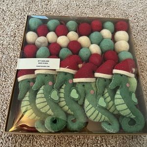 Tommy Bahamas seahorse garland